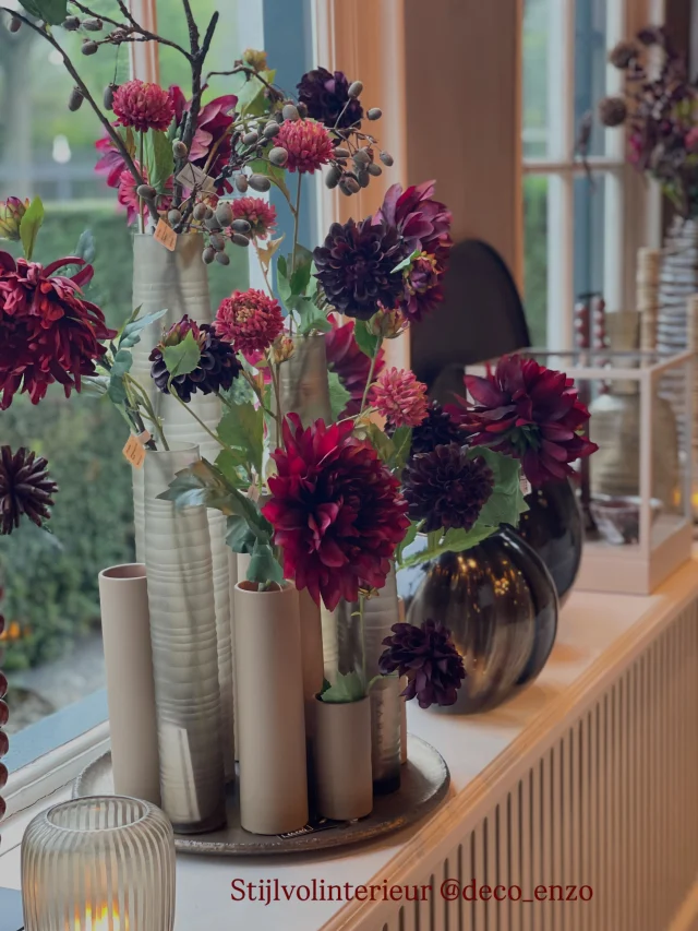 Na een lange prachtige zomer met allemaal lichte kleuren krijgen we naast alle lichte accessoires en bloemen nu meer war…