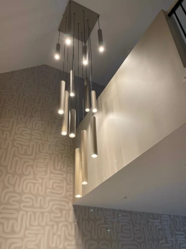 Wanneer je een hele mooie hoge hal heb maar een smal vlak deel heb om te monteren ? Dan stellen we een lamp voor u samen…