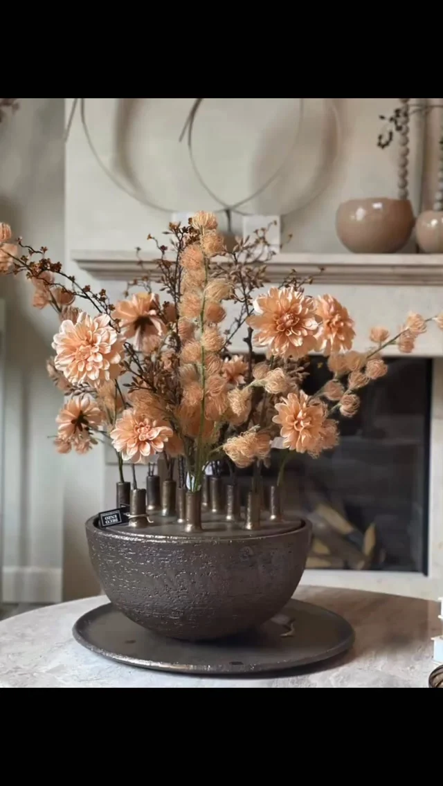 Vandaag werden alle zijdenbloemen geleverd en zijn we natuurlijk gelijk aan de gang gegaan om ze in de winkel te stylen โฆ