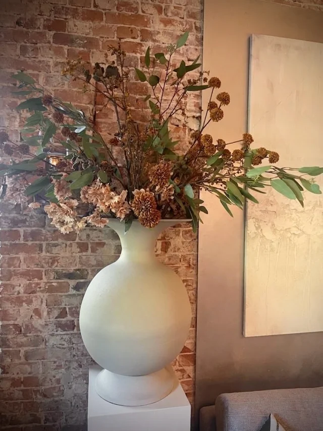SALE deze mooie eyecatcher van Bombyxx Vaas ‘Giorgia’ - Sand Large Van €319 Nu voor €195 * excl. zijden bloemen . We heb…