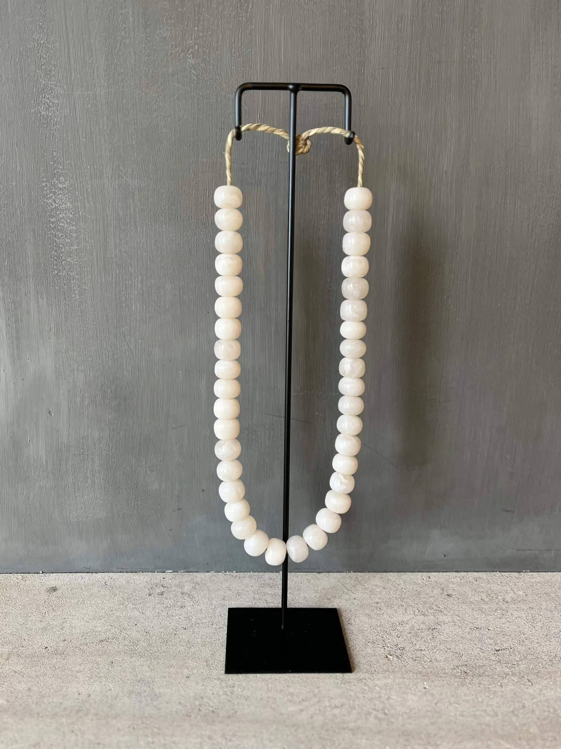 Kralen ketting op statief ivoor