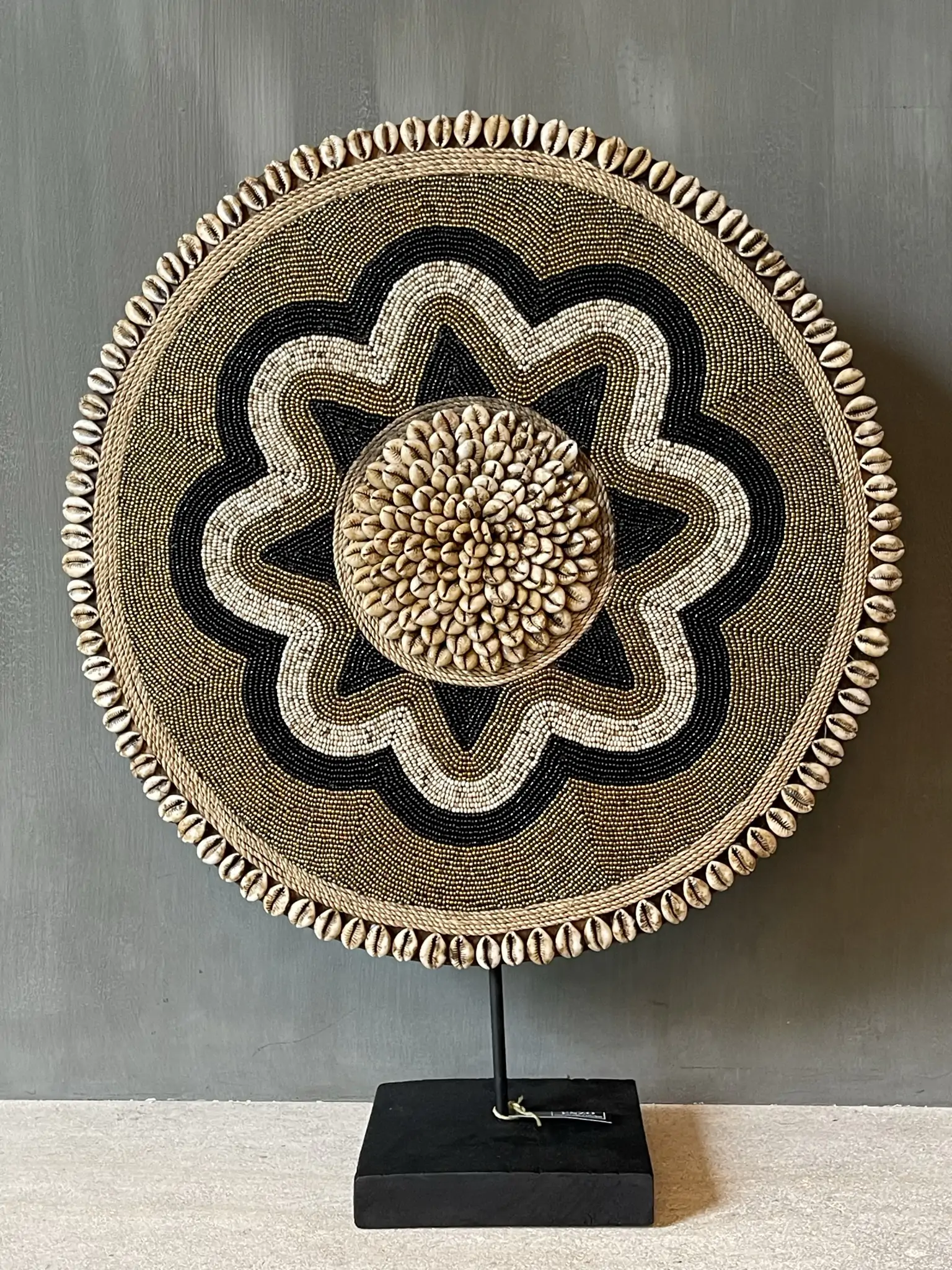 Ornament flower black/gold