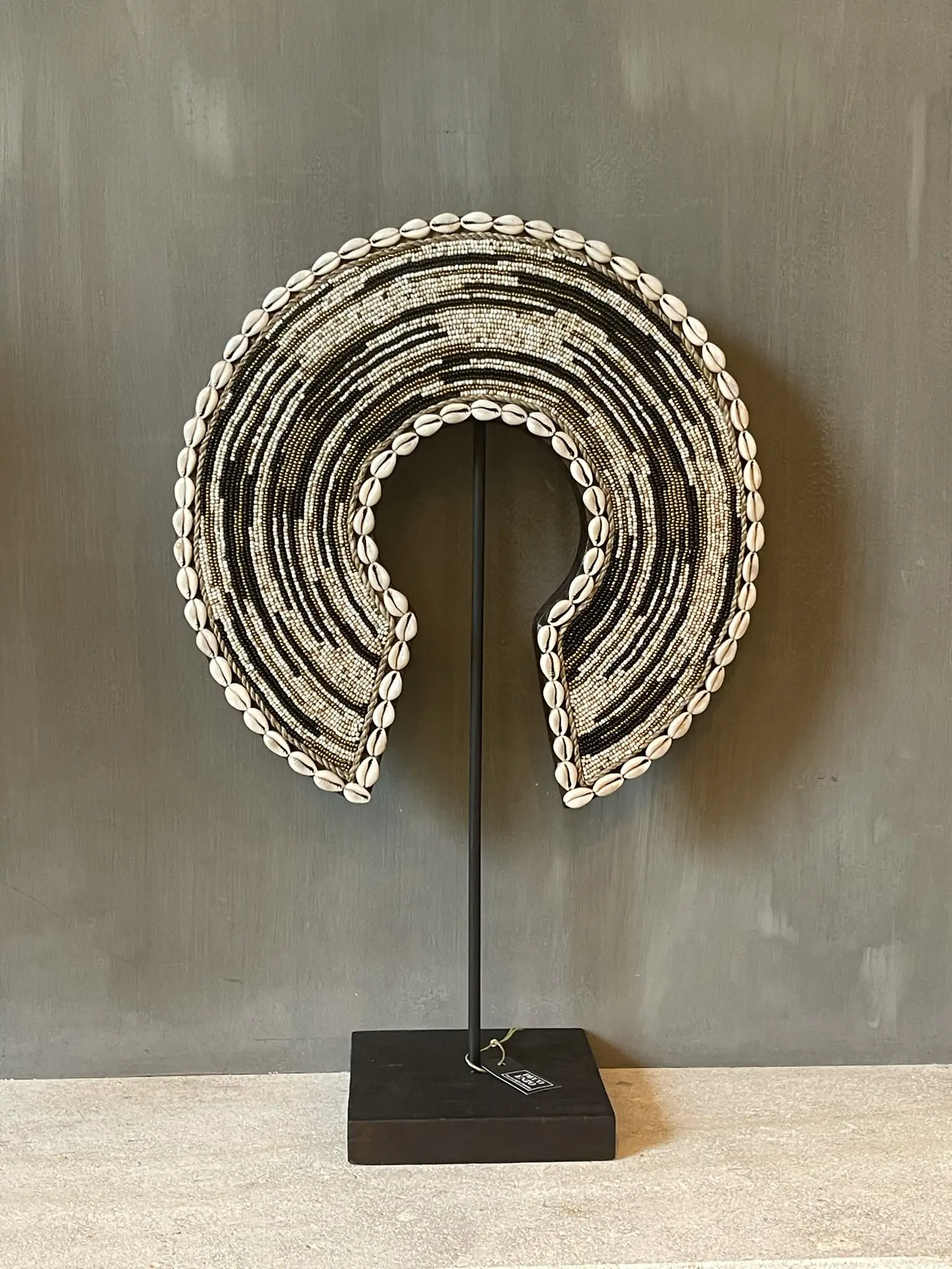 Ornament necklace cirkel black/beige/gold