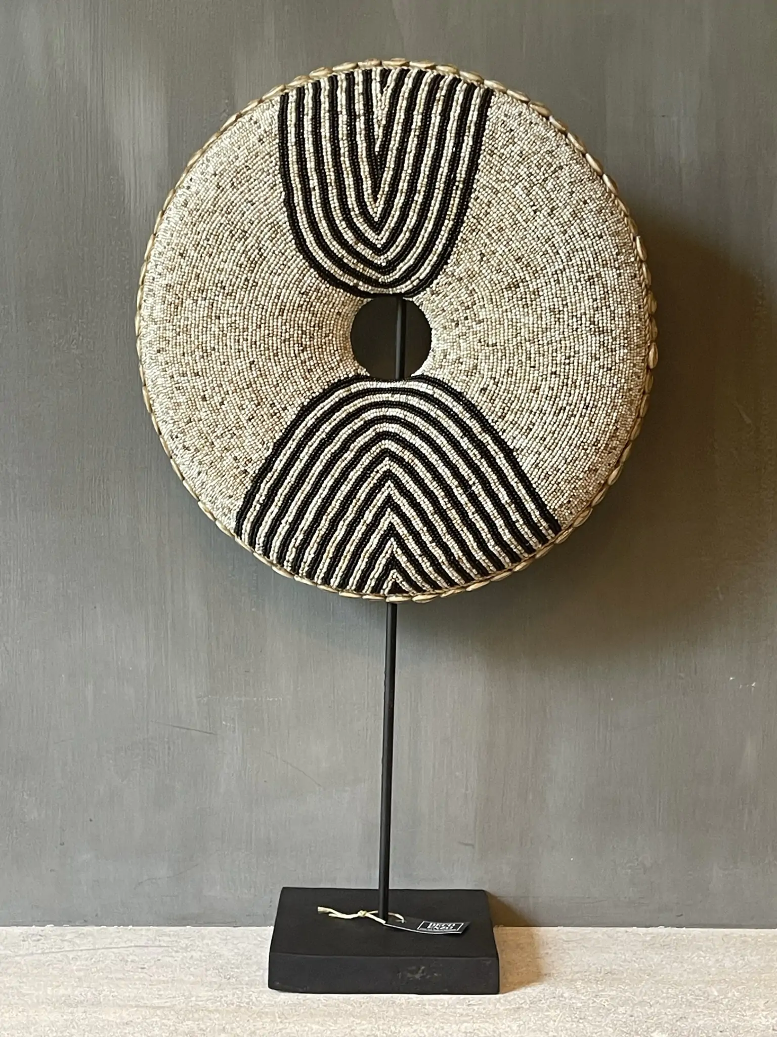 Ornament donut black/beige wave