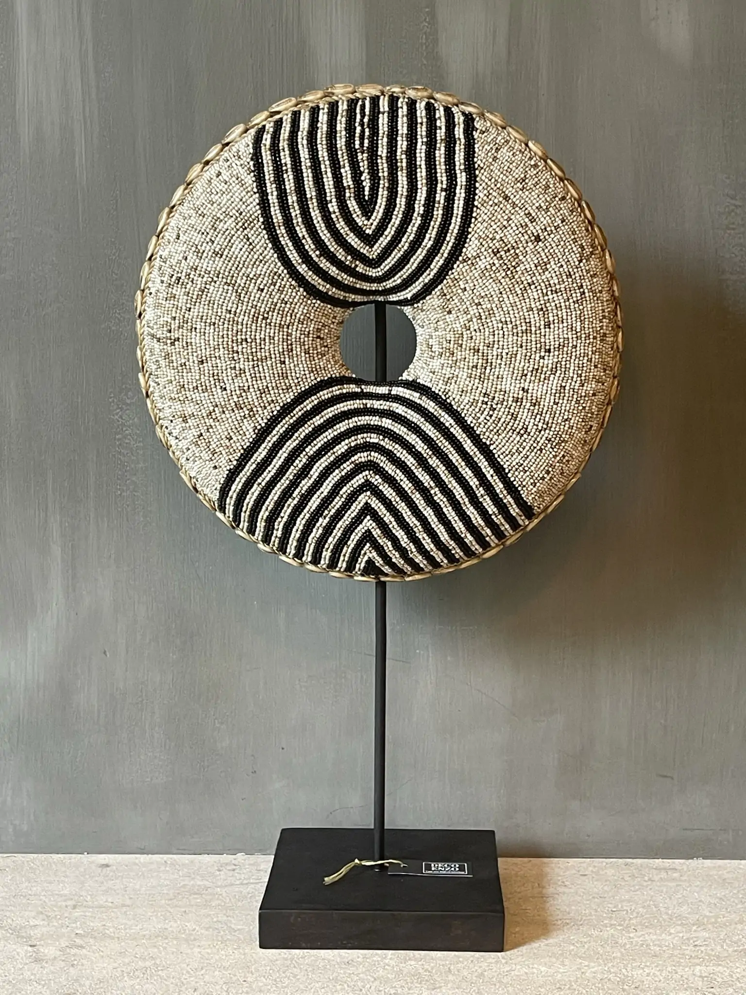 Ornament donut black/beige wave