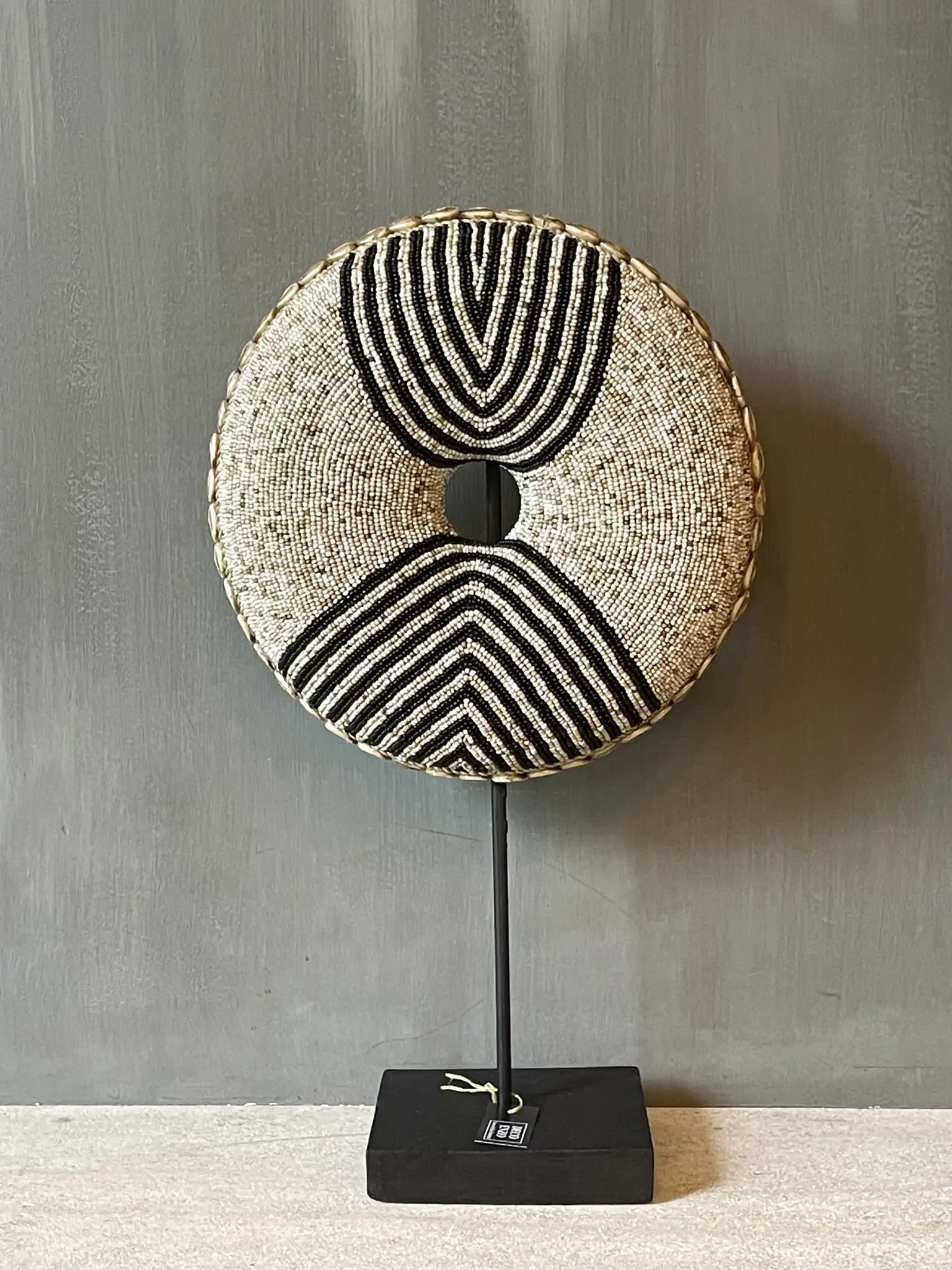 Ornament donut black/beige wave